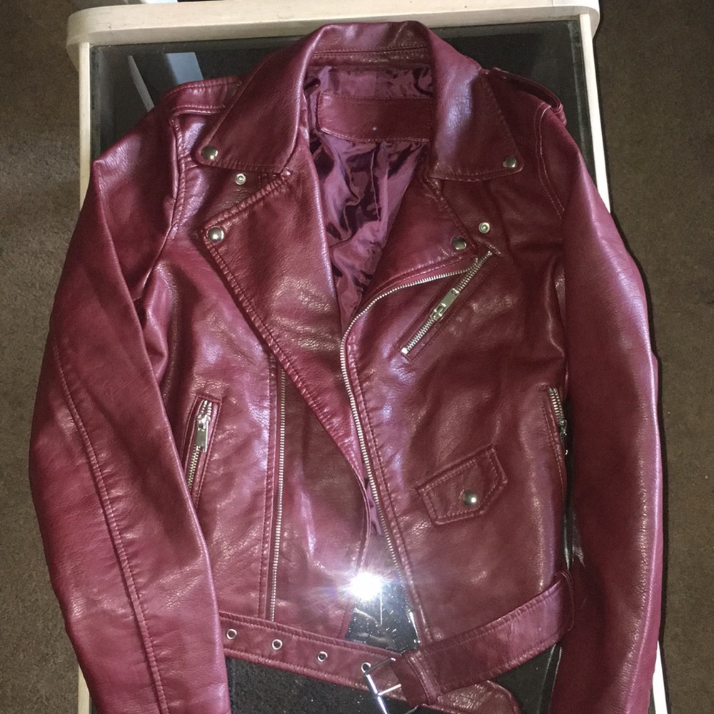 Hot maroon leather jacket!